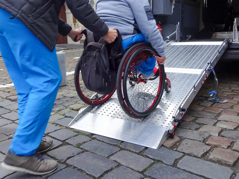 Mężczyzna na wózku inwalidzkim
